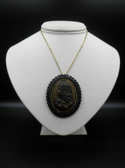 wisiorek z kameą z PRL-u