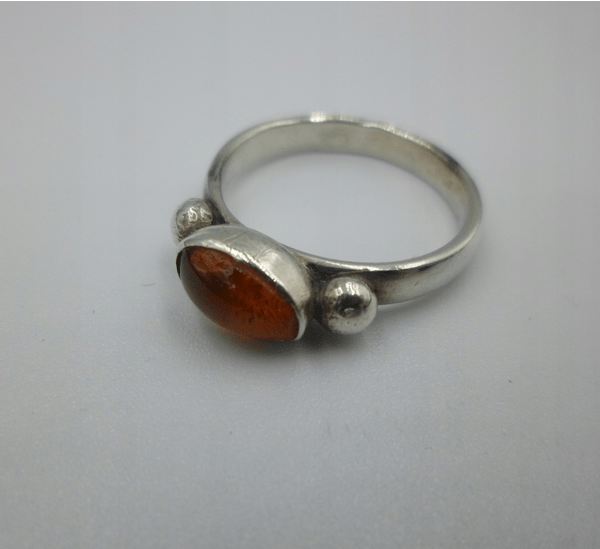 srebrny pierścionek z bursztynem