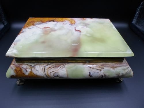 SZKATUŁKA NA BIŻUTERIĘ LUB INNE DROBIAZGI Z ONYKSU I MOSIĄDZU szkatułka z onyksu i mosiądzu